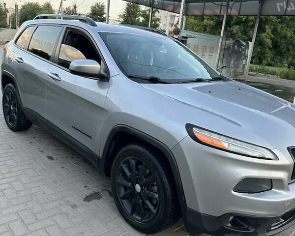 Джип Чероки 2014 в Золотоноше на Automoto.ua Серый Джип Чероки, объемом двигателя 2.36 л и пробегом 175 тыс. км за 11800 $, фото 2 на Automoto.ua