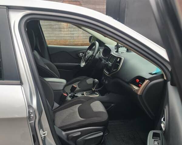 Сірий Джип Cherokee, об'ємом двигуна 2.36 л та пробігом 170 тис. км за 11111 $, фото 13 на Automoto.ua