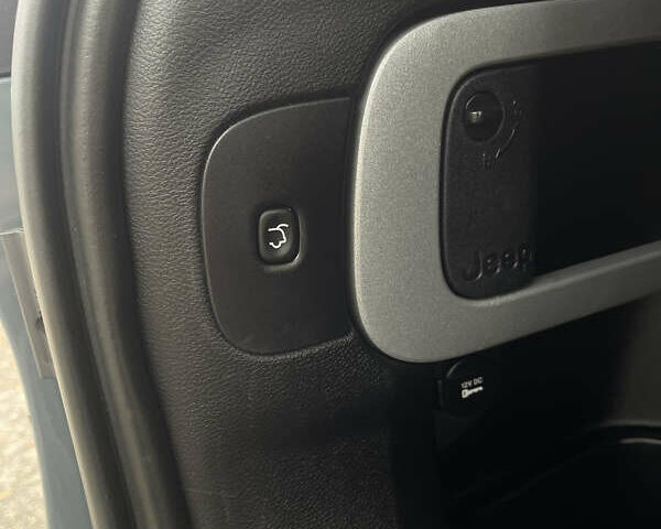 Серый Джип Чероки, объемом двигателя 3.24 л и пробегом 352 тыс. км за 12500 $, фото 17 на Automoto.ua