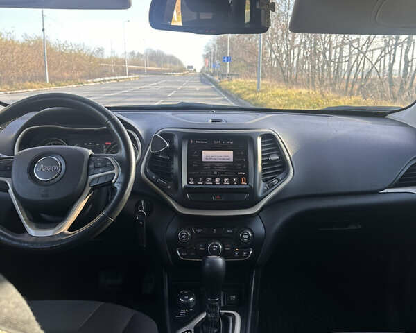 Серый Джип Чероки, объемом двигателя 2.36 л и пробегом 156 тыс. км за 14500 $, фото 2 на Automoto.ua