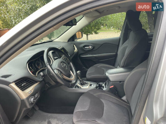 Серый Джип Чероки, объемом двигателя 2.36 л и пробегом 200 тыс. км за 14750 $, фото 9 на Automoto.ua