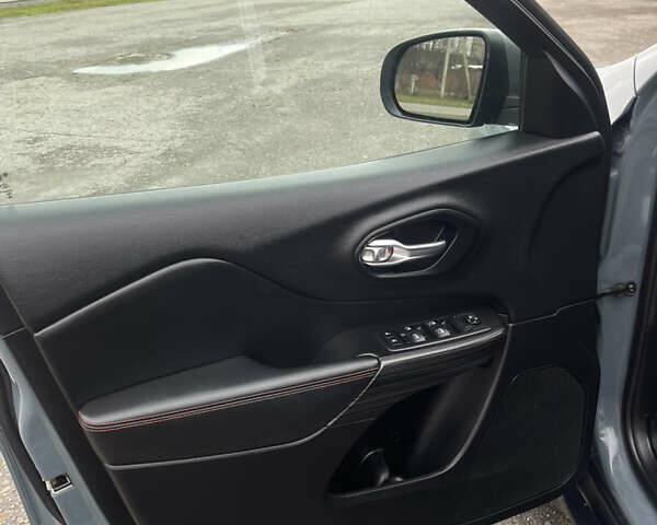 Серый Джип Чероки, объемом двигателя 3.24 л и пробегом 352 тыс. км за 12500 $, фото 19 на Automoto.ua