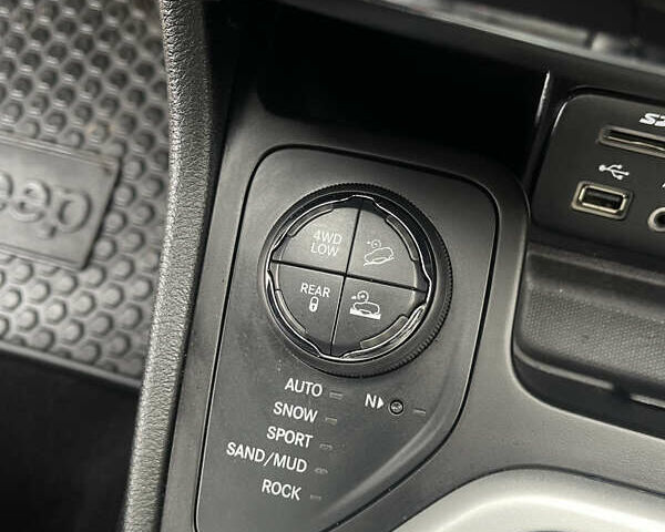 Серый Джип Чероки, объемом двигателя 3.24 л и пробегом 352 тыс. км за 12500 $, фото 32 на Automoto.ua