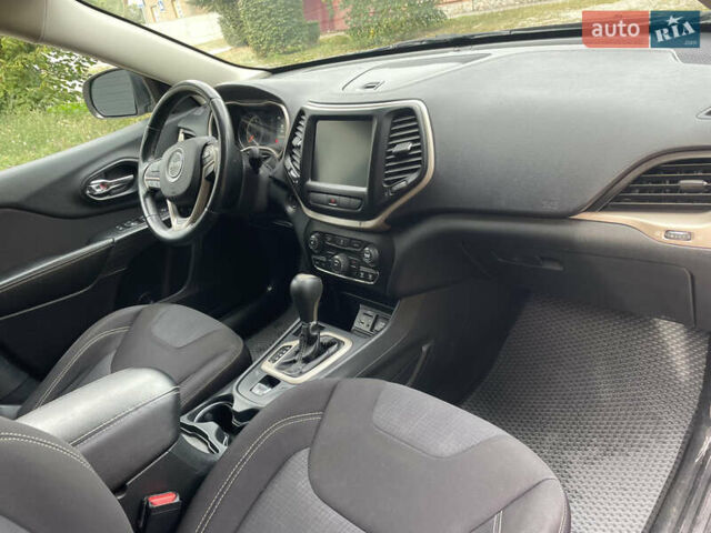 Серый Джип Чероки, объемом двигателя 2.36 л и пробегом 200 тыс. км за 14750 $, фото 12 на Automoto.ua