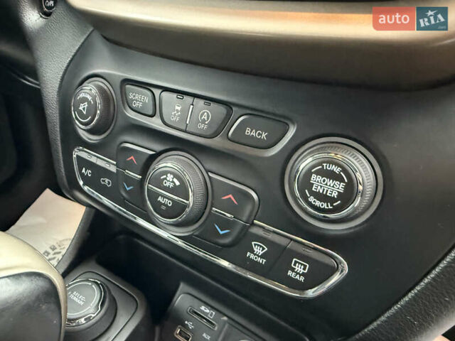Сірий Джип Cherokee, об'ємом двигуна 2 л та пробігом 239 тис. км за 17500 $, фото 46 на Automoto.ua