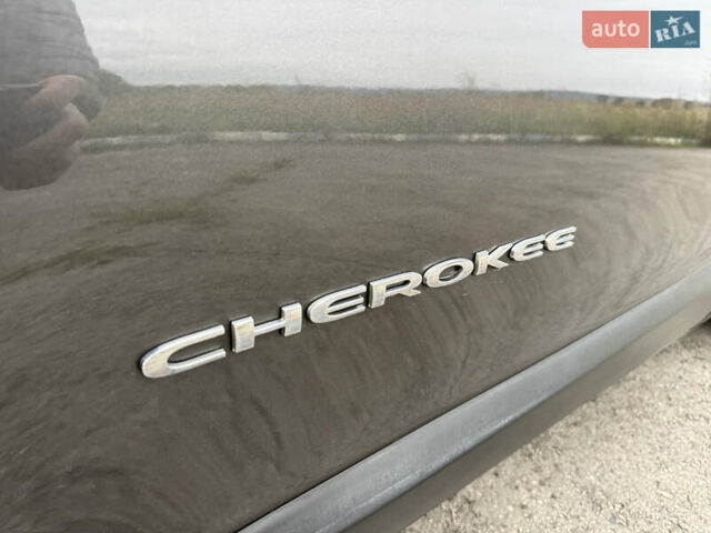 Сірий Джип Cherokee, об'ємом двигуна 2 л та пробігом 239 тис. км за 17500 $, фото 22 на Automoto.ua