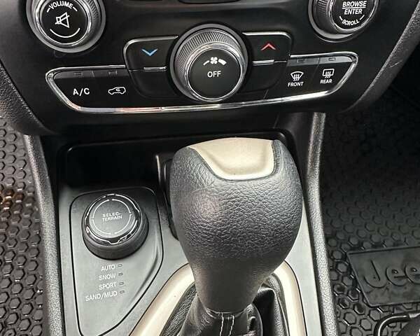 Серый Джип Чероки, объемом двигателя 2.36 л и пробегом 170 тыс. км за 15000 $, фото 21 на Automoto.ua