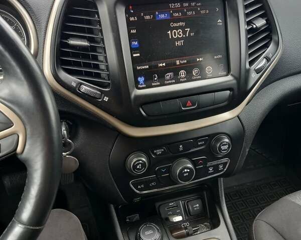 Сірий Джип Cherokee, об'ємом двигуна 2.36 л та пробігом 230 тис. км за 14000 $, фото 4 на Automoto.ua