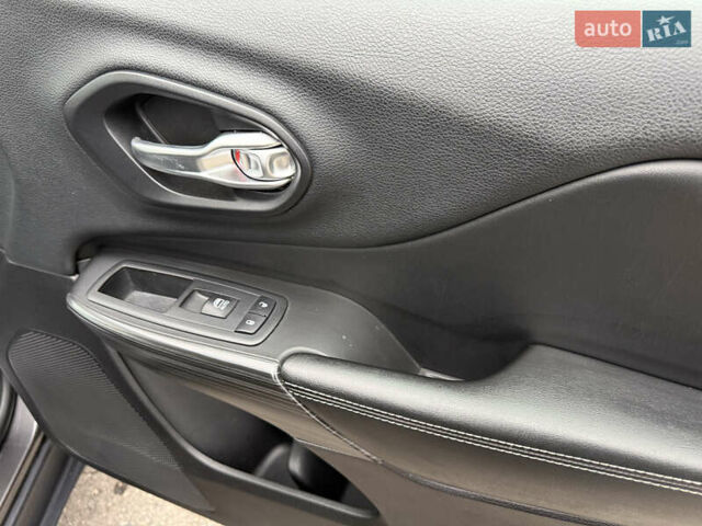 Сірий Джип Cherokee, об'ємом двигуна 2 л та пробігом 239 тис. км за 17500 $, фото 41 на Automoto.ua