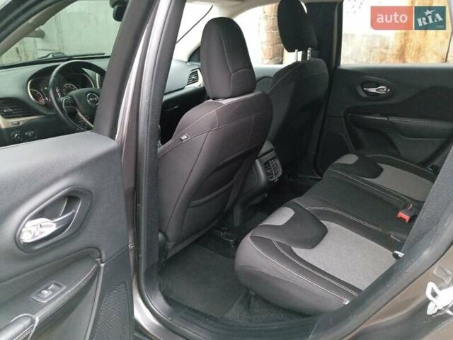 Серый Джип Чероки, объемом двигателя 2.4 л и пробегом 250 тыс. км за 11300 $, фото 8 на Automoto.ua