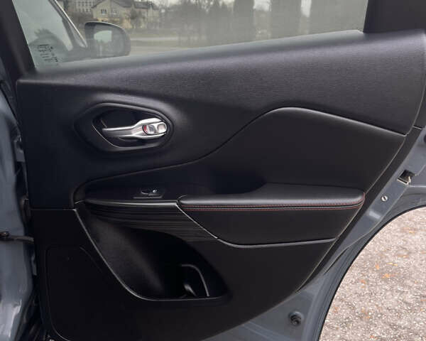 Серый Джип Чероки, объемом двигателя 3.24 л и пробегом 352 тыс. км за 12500 $, фото 27 на Automoto.ua