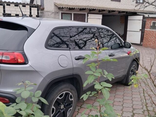 Серый Джип Чероки, объемом двигателя 2.4 л и пробегом 129 тыс. км за 14350 $, фото 3 на Automoto.ua