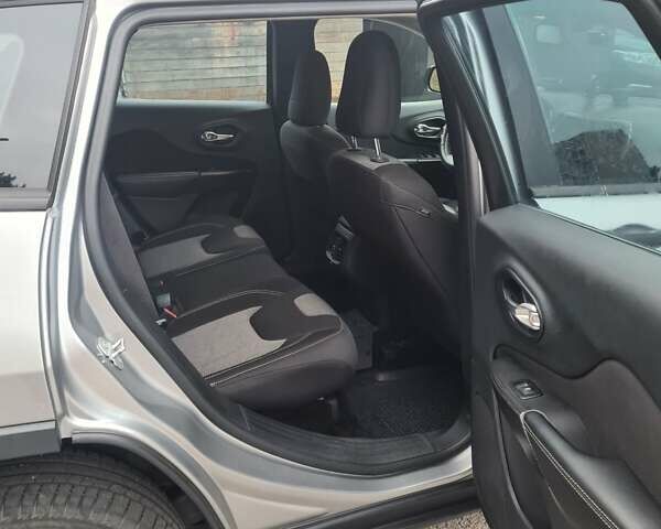 Сірий Джип Cherokee, об'ємом двигуна 2.36 л та пробігом 170 тис. км за 11111 $, фото 17 на Automoto.ua