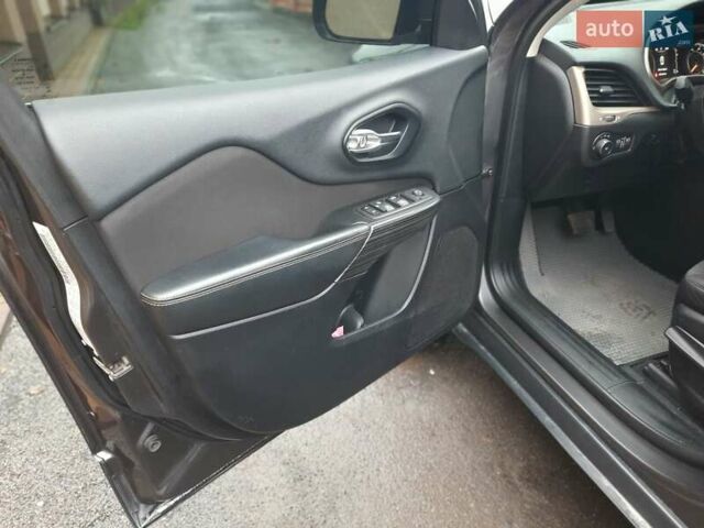 Серый Джип Чероки, объемом двигателя 2.36 л и пробегом 260 тыс. км за 11000 $, фото 15 на Automoto.ua