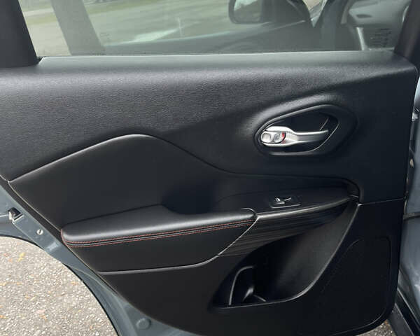 Серый Джип Чероки, объемом двигателя 3.24 л и пробегом 352 тыс. км за 12500 $, фото 22 на Automoto.ua