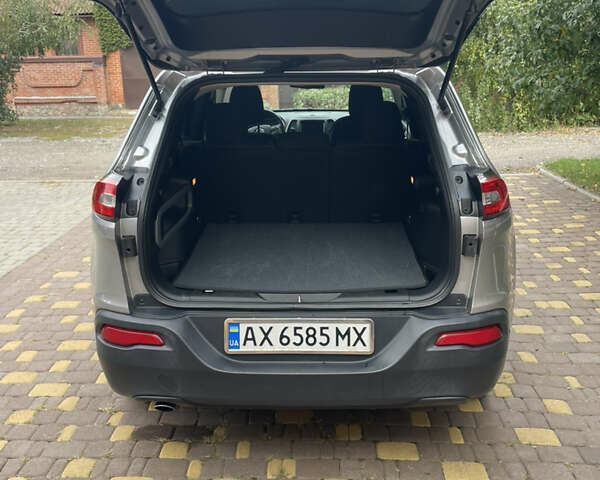 Серый Джип Чероки, объемом двигателя 2.36 л и пробегом 200 тыс. км за 14750 $, фото 7 на Automoto.ua