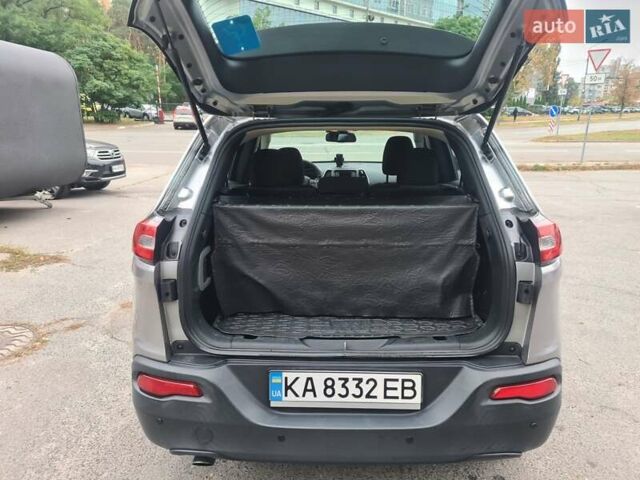 Сірий Джип Cherokee, об'ємом двигуна 2.36 л та пробігом 170 тис. км за 11111 $, фото 16 на Automoto.ua