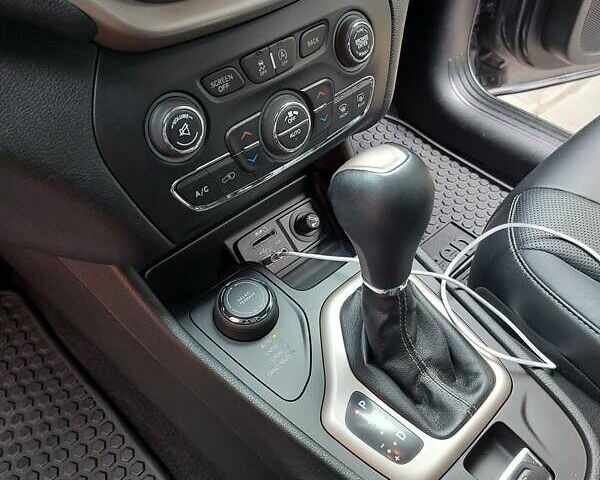 Сірий Джип Cherokee, об'ємом двигуна 1.96 л та пробігом 197 тис. км за 17800 $, фото 19 на Automoto.ua