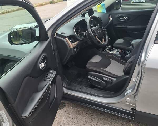 Сірий Джип Cherokee, об'ємом двигуна 2.36 л та пробігом 170 тис. км за 11111 $, фото 22 на Automoto.ua