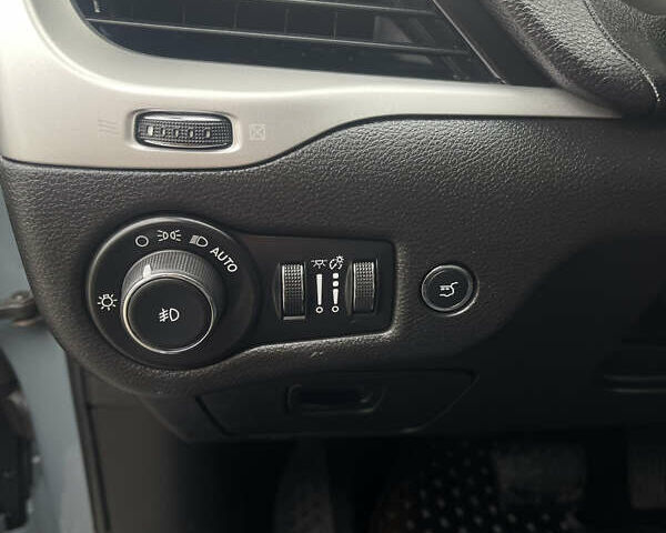 Серый Джип Чероки, объемом двигателя 3.24 л и пробегом 352 тыс. км за 12500 $, фото 21 на Automoto.ua