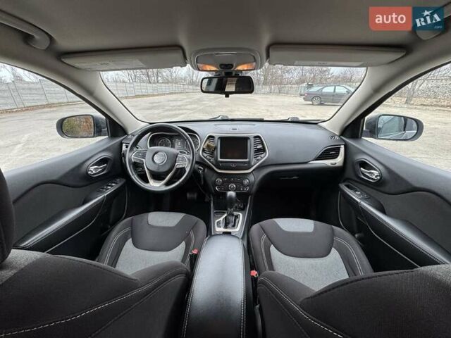 Серый Джип Чероки, объемом двигателя 2.36 л и пробегом 180 тыс. км за 12500 $, фото 7 на Automoto.ua