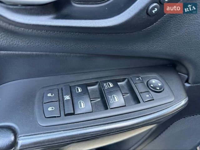 Серый Джип Чероки, объемом двигателя 3.24 л и пробегом 184 тыс. км за 12500 $, фото 13 на Automoto.ua