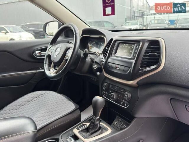 Сірий Джип Cherokee, об'ємом двигуна 2.36 л та пробігом 167 тис. км за 12300 $, фото 17 на Automoto.ua