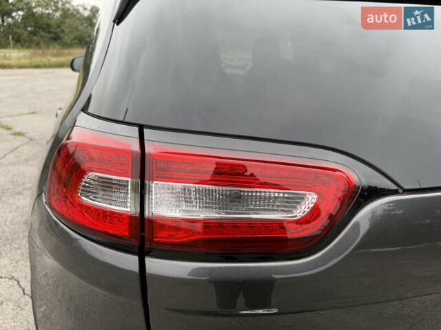 Сірий Джип Cherokee, об'ємом двигуна 2 л та пробігом 239 тис. км за 17500 $, фото 28 на Automoto.ua