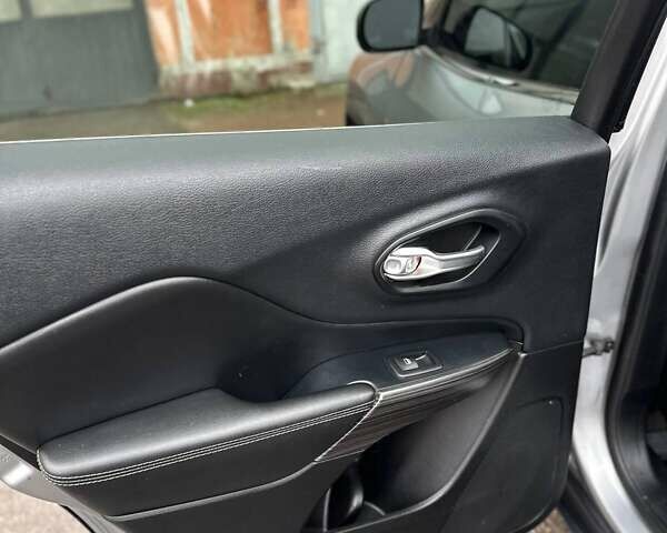 Серый Джип Чероки, объемом двигателя 3.24 л и пробегом 195 тыс. км за 14800 $, фото 21 на Automoto.ua