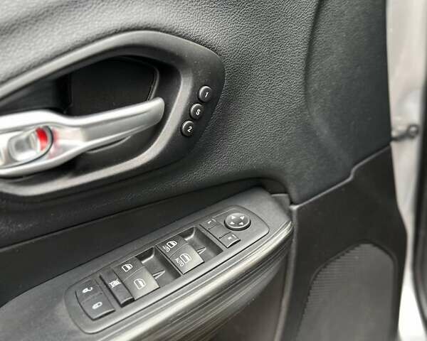 Серый Джип Чероки, объемом двигателя 3.24 л и пробегом 195 тыс. км за 14800 $, фото 10 на Automoto.ua