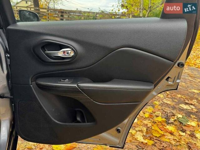 Сірий Джип Cherokee, об'ємом двигуна 3.2 л та пробігом 224 тис. км за 12290 $, фото 26 на Automoto.ua