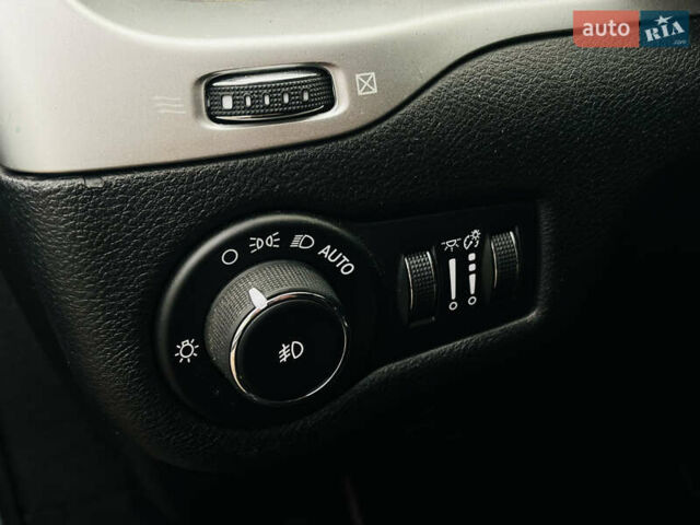 Серый Джип Чероки, объемом двигателя 2.36 л и пробегом 169 тыс. км за 12600 $, фото 21 на Automoto.ua