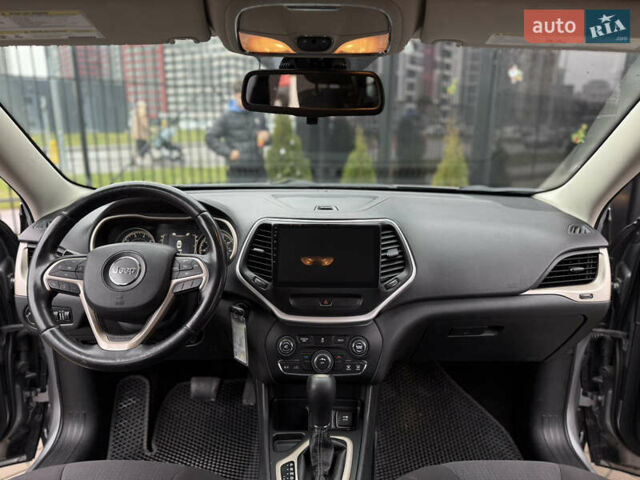 Сірий Джип Cherokee, об'ємом двигуна 2.36 л та пробігом 190 тис. км за 12000 $, фото 19 на Automoto.ua