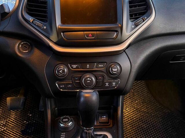 Сірий Джип Cherokee, об'ємом двигуна 2.4 л та пробігом 270 тис. км за 14000 $, фото 6 на Automoto.ua
