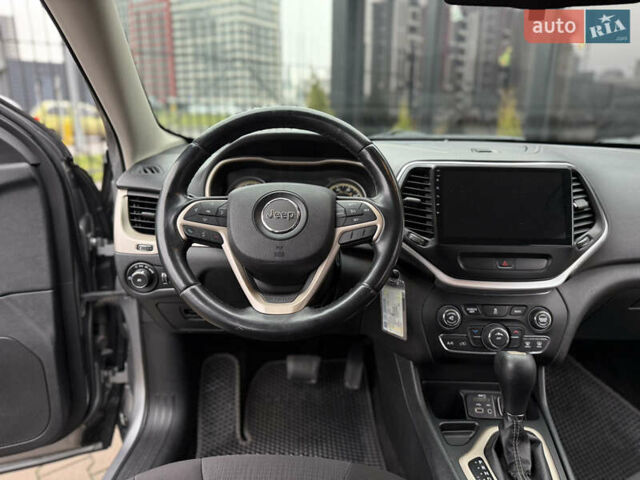 Сірий Джип Cherokee, об'ємом двигуна 2.36 л та пробігом 190 тис. км за 12000 $, фото 22 на Automoto.ua