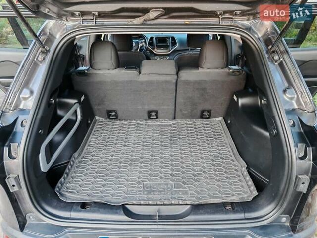 Сірий Джип Cherokee, об'ємом двигуна 3.24 л та пробігом 146 тис. км за 16000 $, фото 10 на Automoto.ua