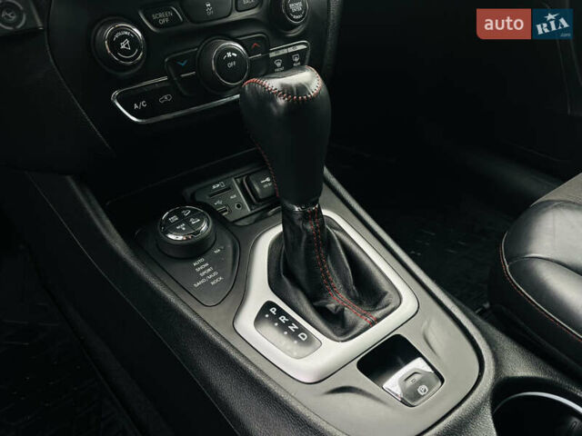 Серый Джип Чероки, объемом двигателя 2.36 л и пробегом 169 тыс. км за 12600 $, фото 24 на Automoto.ua