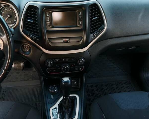 Сірий Джип Cherokee, об'ємом двигуна 3.24 л та пробігом 146 тис. км за 16000 $, фото 16 на Automoto.ua
