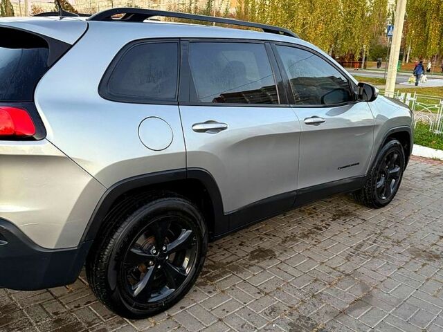 Сірий Джип Cherokee, об'ємом двигуна 2.4 л та пробігом 270 тис. км за 14000 $, фото 2 на Automoto.ua