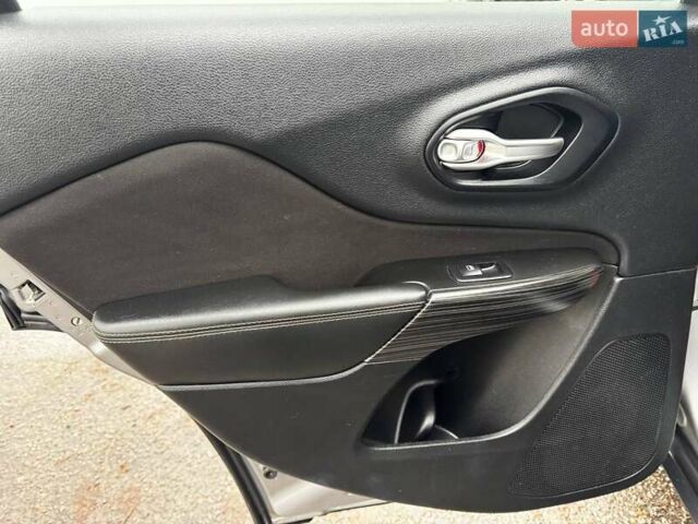 Сірий Джип Cherokee, об'ємом двигуна 2.36 л та пробігом 140 тис. км за 11852 $, фото 27 на Automoto.ua