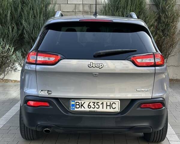 Джип Чероки 2015 в Ровно на Automoto.ua Серый Джип Чероки, объемом двигателя 2.36 л и пробегом 136 тыс. км за 10500 $, фото 2 на Automoto.ua