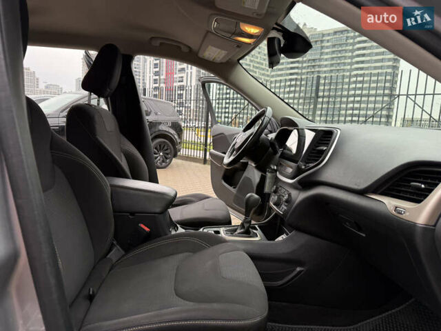 Сірий Джип Cherokee, об'ємом двигуна 2.36 л та пробігом 190 тис. км за 12000 $, фото 18 на Automoto.ua