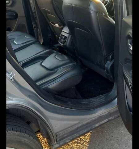 Серый Джип Чероки, объемом двигателя 2.36 л и пробегом 125 тыс. км за 15500 $, фото 4 на Automoto.ua