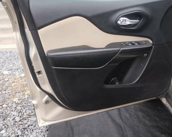 Сірий Джип Cherokee, об'ємом двигуна 2.36 л та пробігом 227 тис. км за 12500 $, фото 4 на Automoto.ua