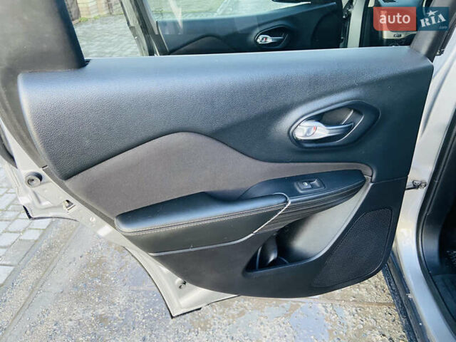 Сірий Джип Cherokee, об'ємом двигуна 2.36 л та пробігом 122 тис. км за 11800 $, фото 13 на Automoto.ua