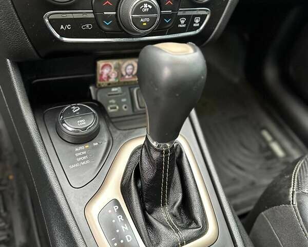 Серый Джип Чероки, объемом двигателя 3.24 л и пробегом 195 тыс. км за 14800 $, фото 15 на Automoto.ua