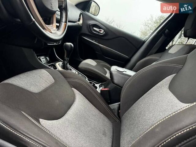 Сірий Джип Cherokee, об'ємом двигуна 2.36 л та пробігом 140 тис. км за 11852 $, фото 23 на Automoto.ua