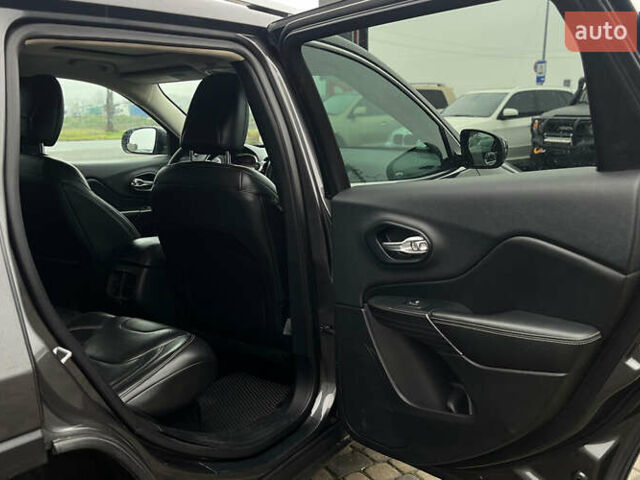 Серый Джип Чероки, объемом двигателя 3.24 л и пробегом 243 тыс. км за 12900 $, фото 17 на Automoto.ua