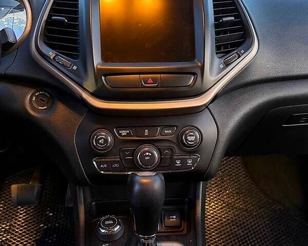 Серый Джип Чероки, объемом двигателя 2.4 л и пробегом 270 тыс. км за 14000 $, фото 5 на Automoto.ua