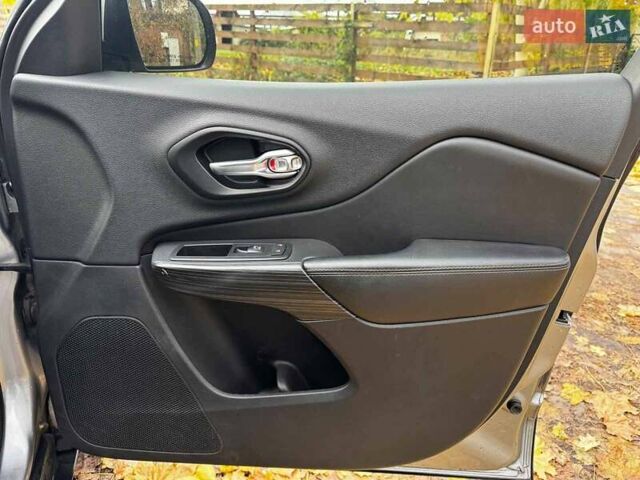 Сірий Джип Cherokee, об'ємом двигуна 3.2 л та пробігом 224 тис. км за 12290 $, фото 30 на Automoto.ua